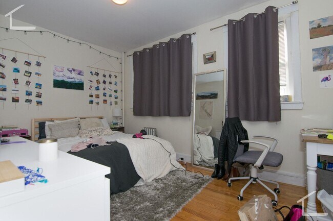 Photo - BU Housing - 4Bed 1.5Bath in Brookline - 9/1/26 (H&HW Included - Parking Available)