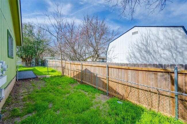 Photo - 900 King Albert St