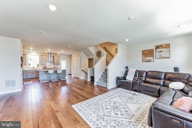 Photo - 130 Livingston Ln