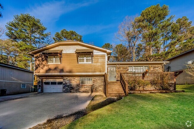 Building Photo - Spacious Five-Bedroom Home