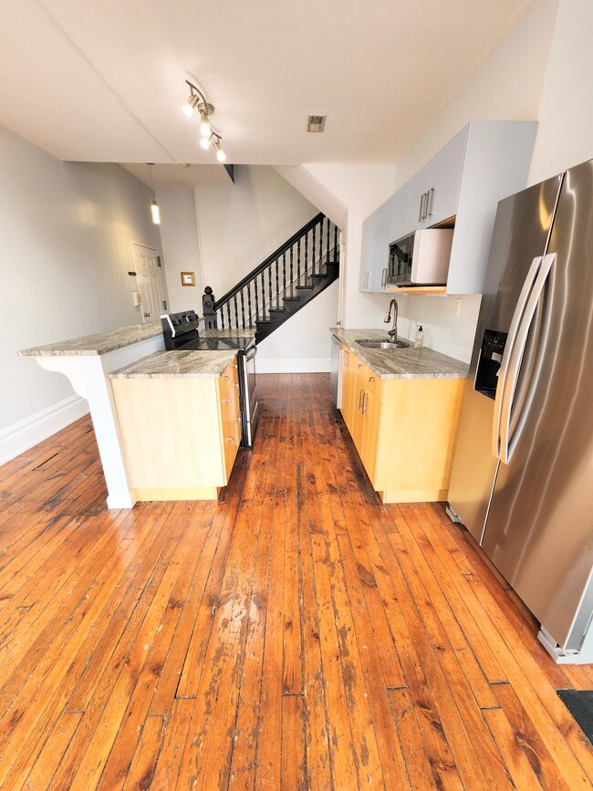 Building Photo - 5222 Butler St Unit 1