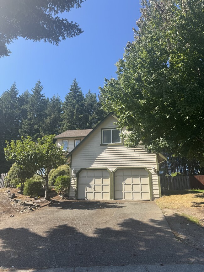 Building Photo - 10928 Hillsboro Dr NW