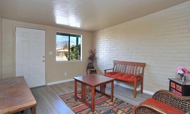 living room - 1220 E Lee St