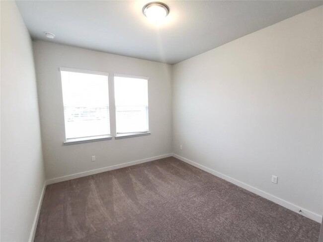 Building Photo - 605 W South St