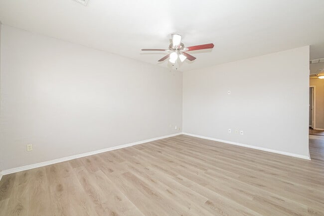 Photo - 1933 Creekridge Dr