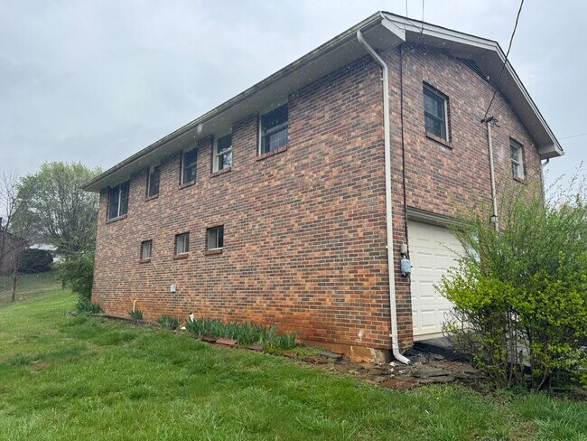 Building Photo - Brick ranch in