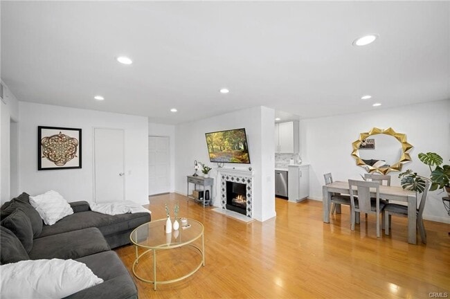 Photo - 2345 Roscomare Rd