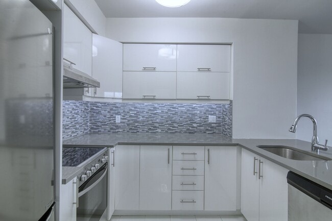 Building Photo - 3555 Chem. de la Côte-des-Neiges Unit 408