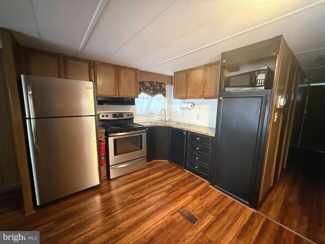 Photo - 17813 Sherman Ave