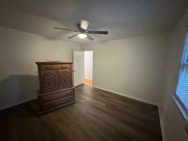 29 Moores Ln S