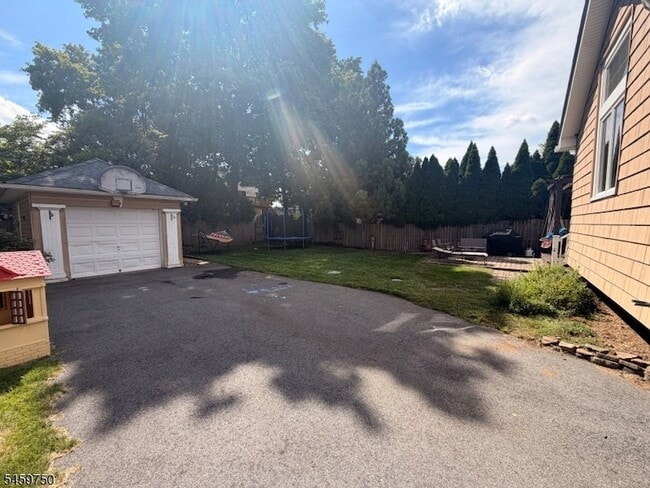 33 Poplar Ave