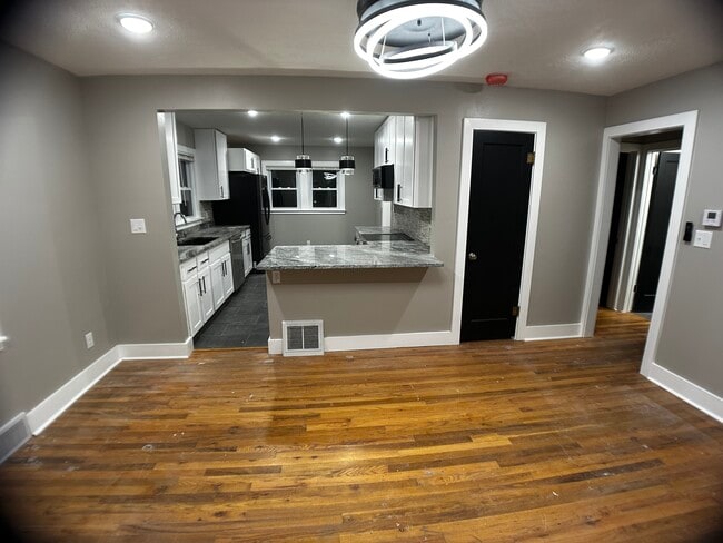 Photo - 5727 Saylor St