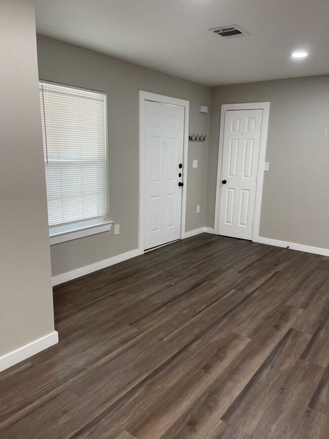Photo - 7317 Briefway St Unidad B