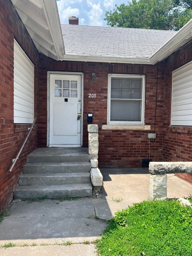 Building Photo - Coming Soon 4/10/26! Newton 1 Bedroom for Rent!