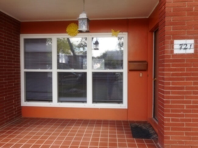 Photo - 721 Lewis St