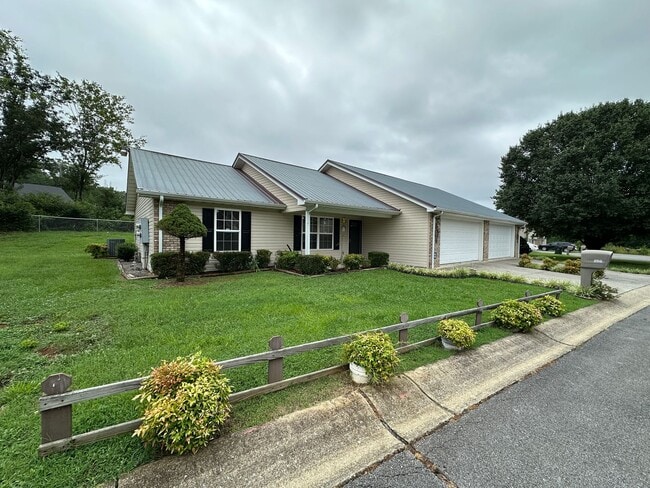 Building Photo - Peaceful Single-Level Living in a Charming Kodak Neighborhood