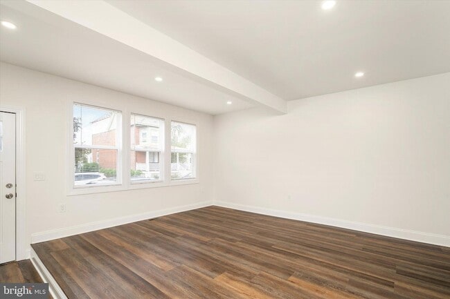 Photo - 656 Schiller Ave