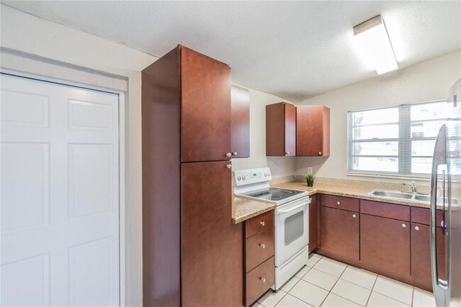 Photo - 1911 W St Conrad St