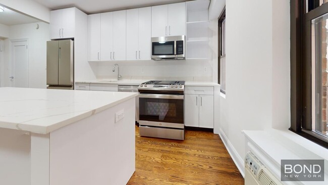 Building Photo - 157 W 57th St Unit 3G Rental