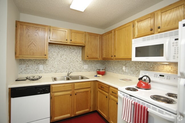 2BR, 1BA - The Hampton_800 SF