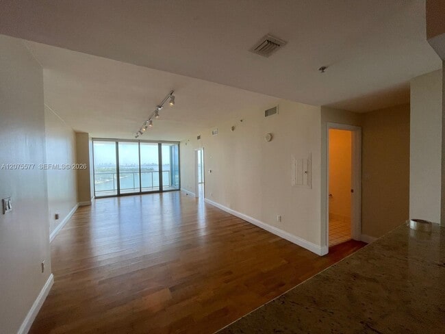 Building Photo - 601 NE 36th St Unit 1209