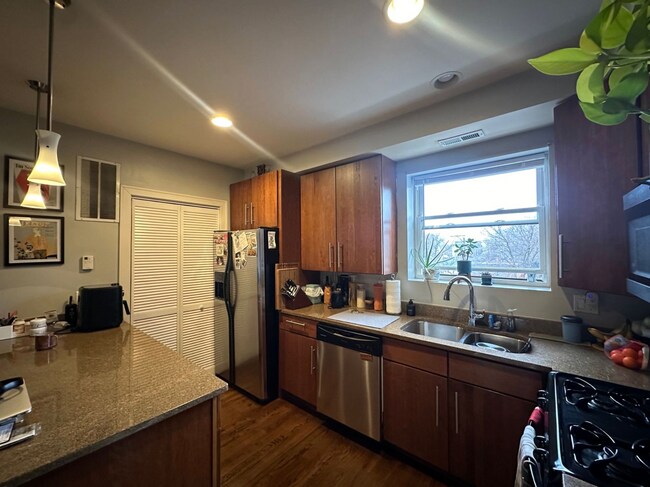 Photo - 4228 N Whipple St Unidad 2N