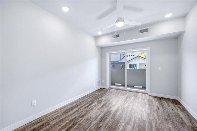 Photo - 1281 N Frontage Rd W