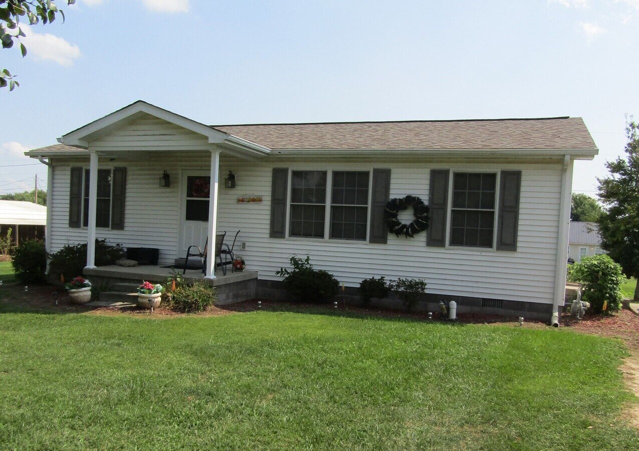 More photos soon as current tenant is moving. - 314 E 6th St House