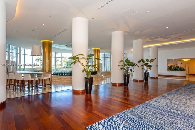 Building Photo - 5161 Collins Ave Unit 1211