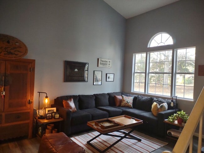 Building Photo - Extraordinary Three Bedroom/Two and a Half... Rental