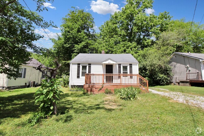 Building Photo - Charming home close to the hustle and bust...