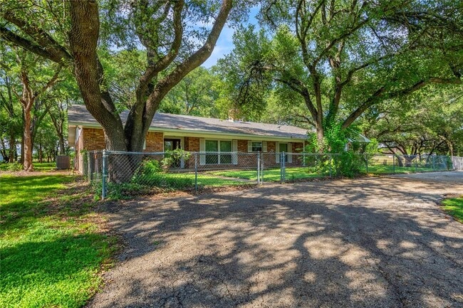 Photo - 700 Shanklin Rd