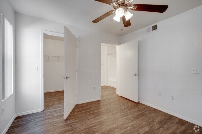 2BR, 2BA - 1,040 SF