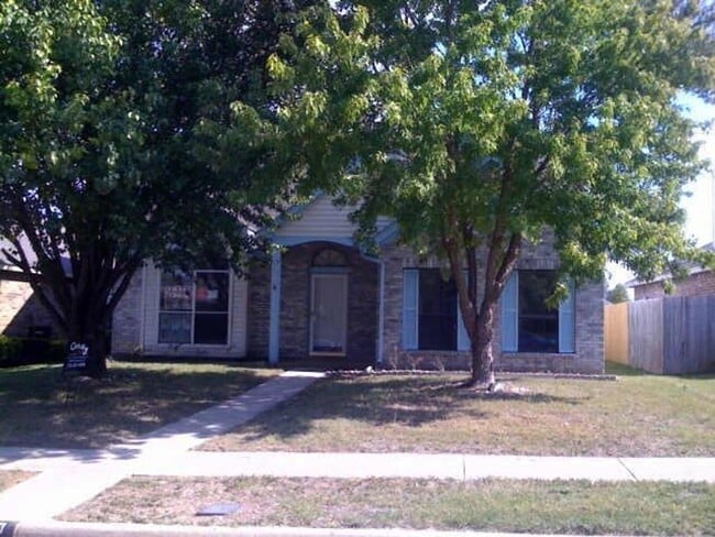 Building Photo - Spacious 2 story home in Cedar Hill!
