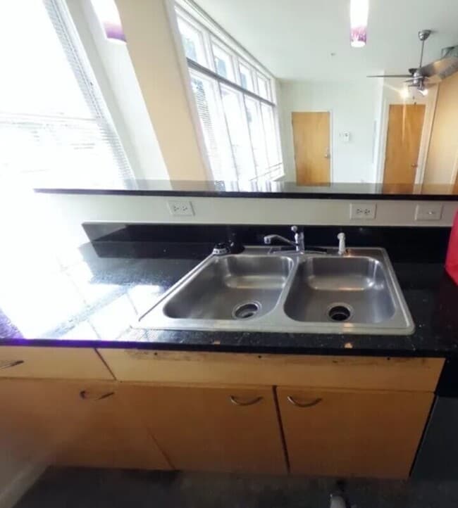 Photo - 1011 W Marshall St Unit 207