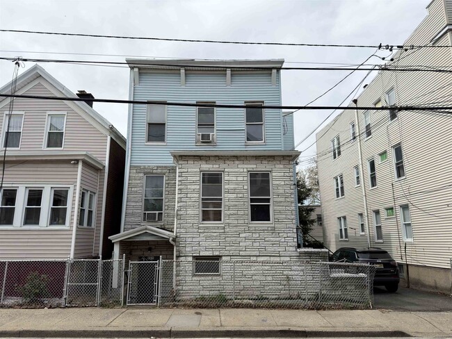 Building Photo - 225 Lembeck Ave Unit 2