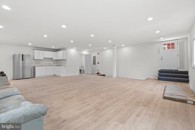 Building Photo - 819 11th Ave Unit E