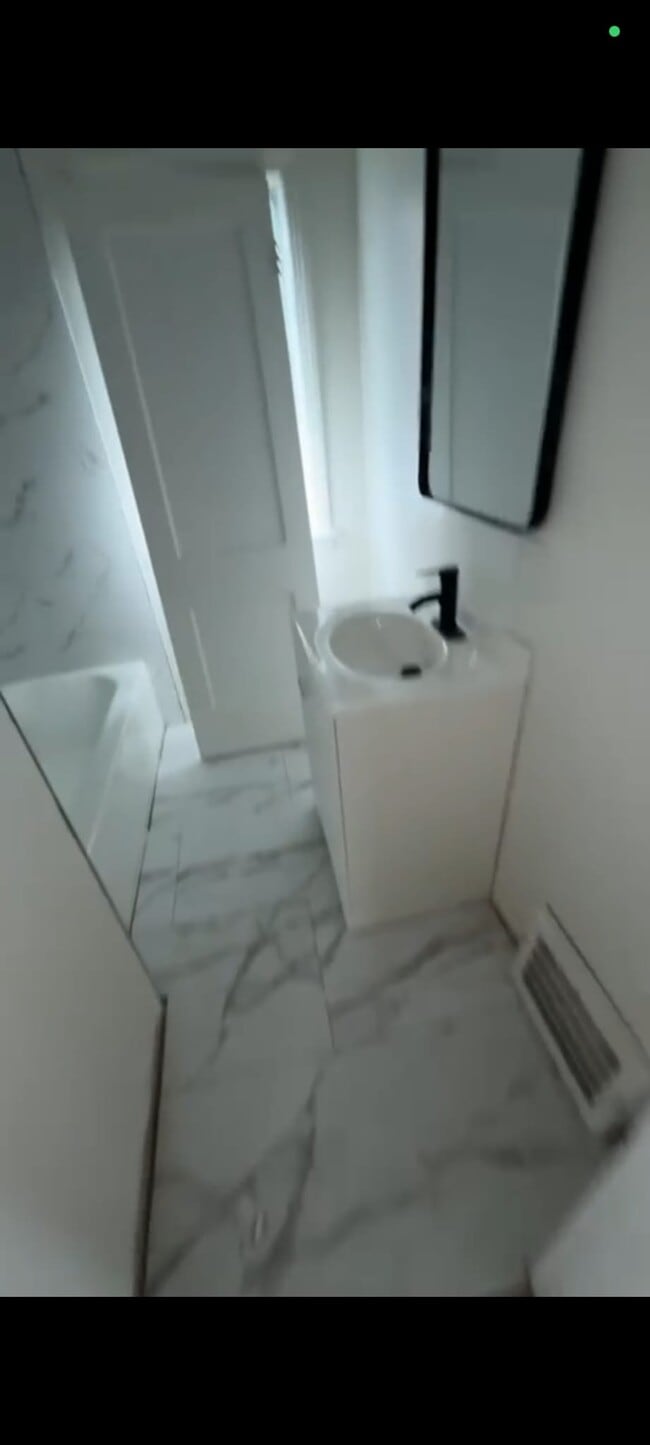 Building Photo - 4346 Rockland Dr