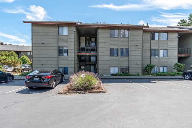 Building Photo - Charming 2-Bedroom Condo with Balcony – Prime Location!