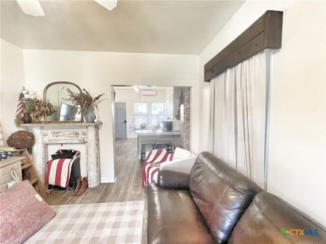 Photo - 1015 Zunker St