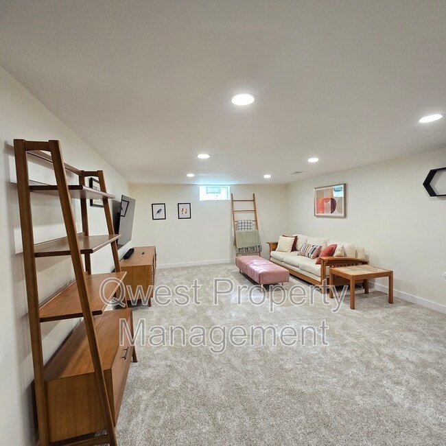 Photo - 4663 Marigold St SE