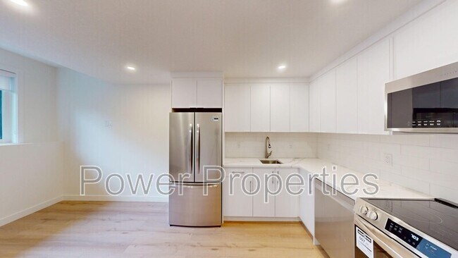 Photo - 2004 33 St SW