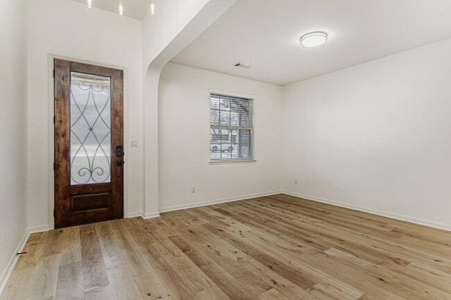 Photo - 5013 Pyrenees Pass