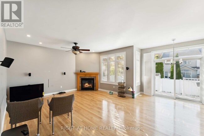 Photo - 115 Woliston Crescent