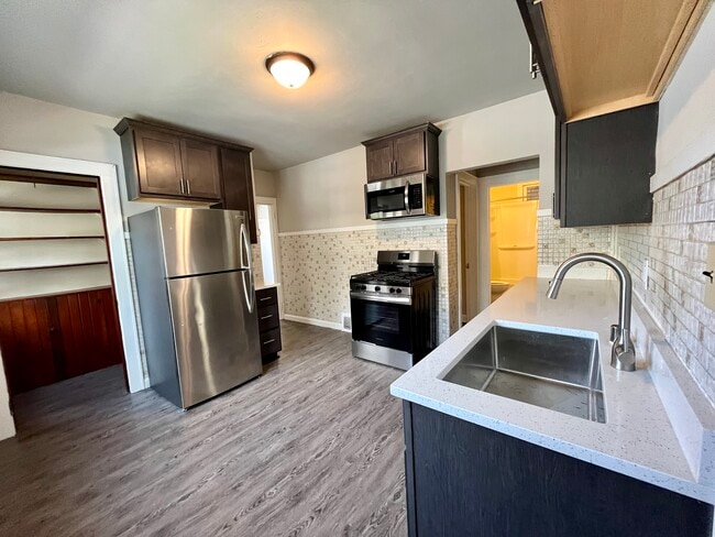 Kitchen - 2477-2479 N Dousman St Unit 2479
