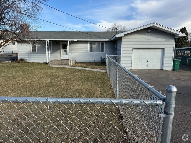 Building Photo - 3 Bedroom 2 Bathroom Rental