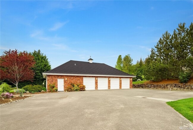 Building Photo - Spacious 1 bedroom, .75 bathroom MIL apartment ALL UTILITIES INCLUDED