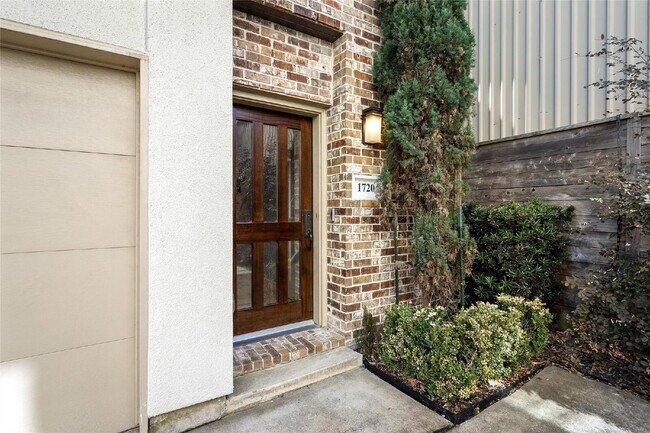 Photo - 3 Bed Single Family Home for Rent in EaDo Houston TX 77003 with Attached 2-Car Garage