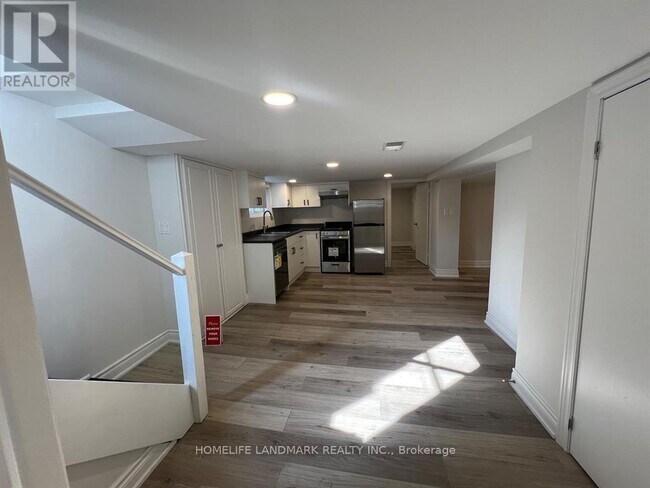 Photo - 154 Poyntz Ave