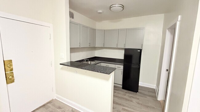 Photo - 839 W Sheridan Rd